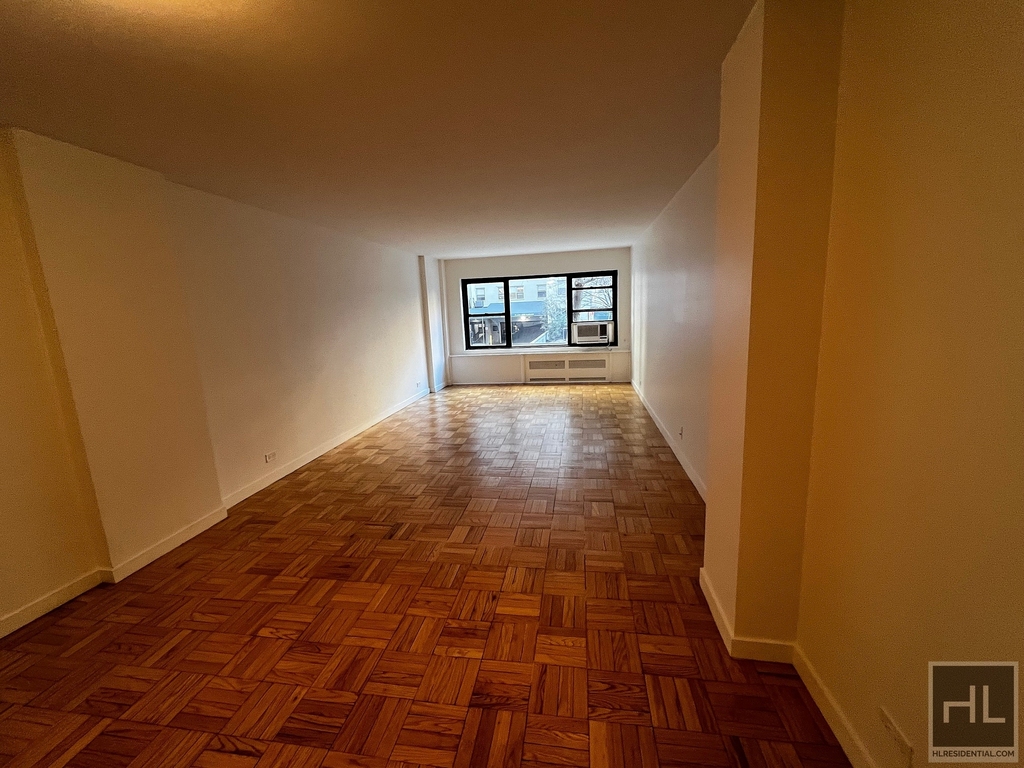 East 55 Street - Photo 2