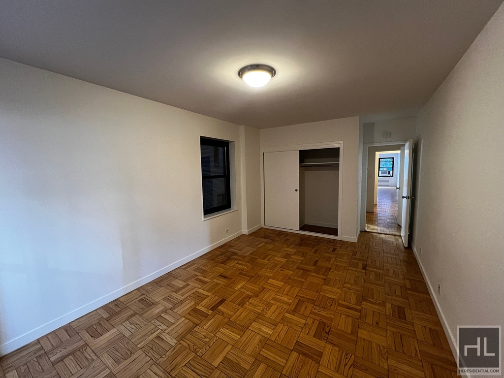 East 55 Street - Photo 1