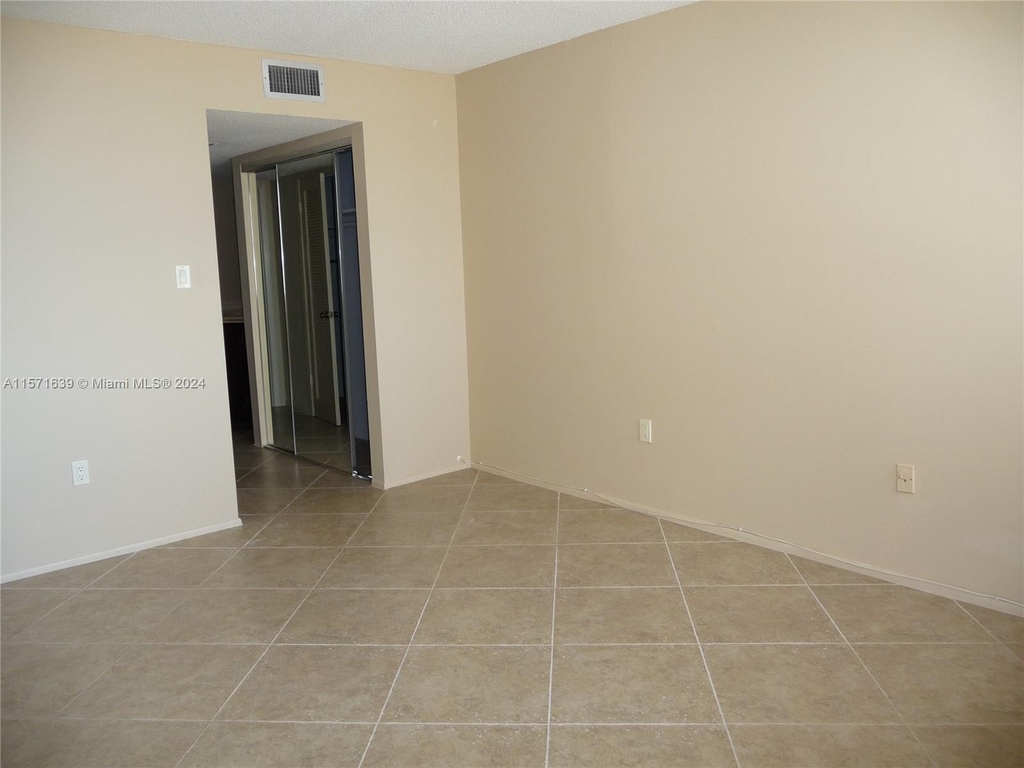 18071 Biscayne Blvd - Photo 2