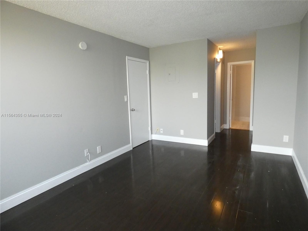 2701 Riverside Dr - Photo 5