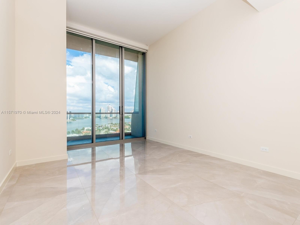 18501 Collins Ave - Photo 11