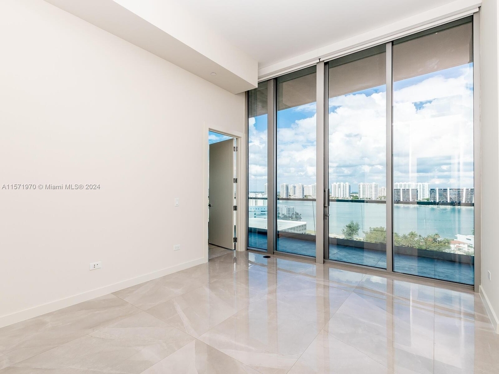 18501 Collins Ave - Photo 13