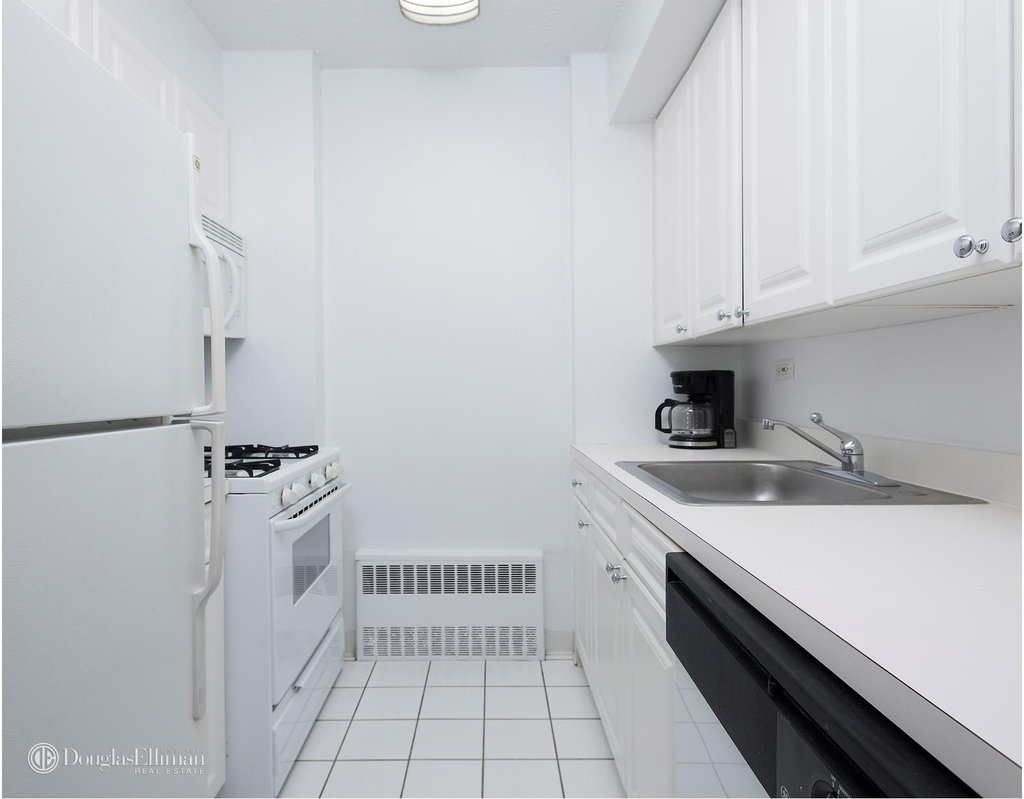 230 W 55th St - Photo 2