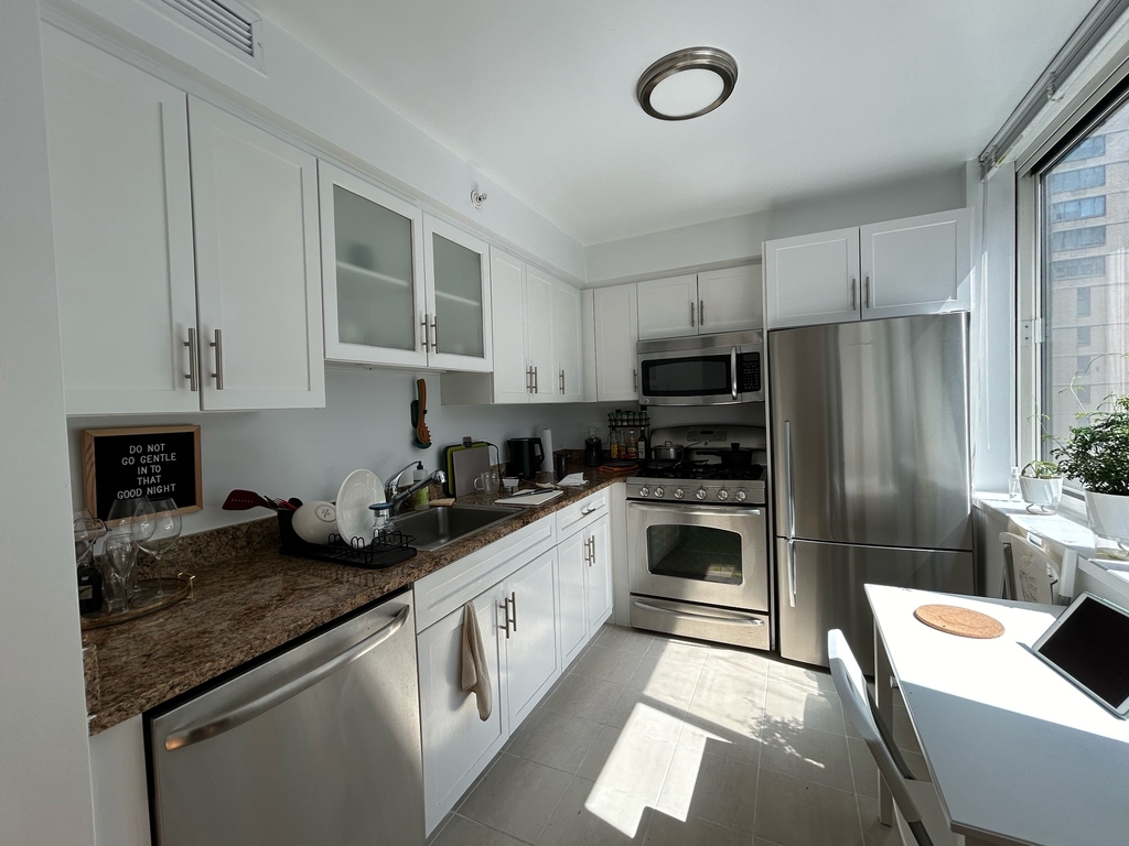 33 West End Avenue - Photo 2