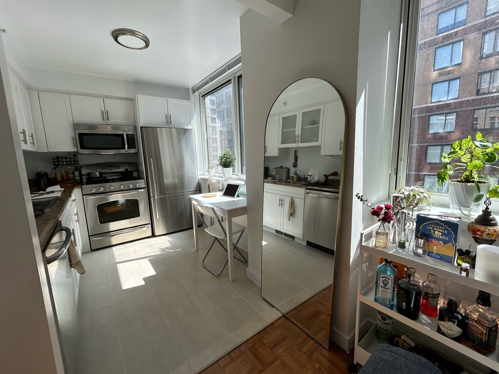 33 West End Avenue - Photo 1