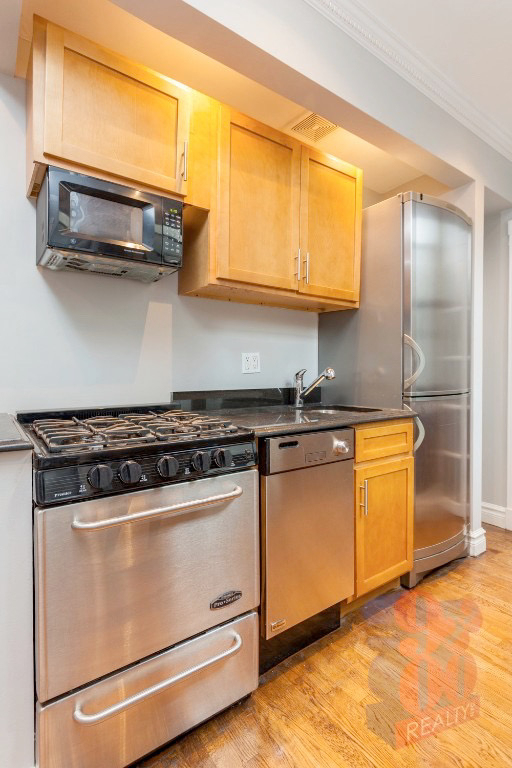 410 East 13th Street - Photo 4