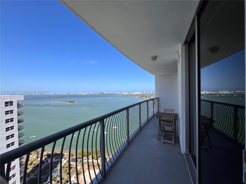 1750 N Bayshore Dr - Photo 0