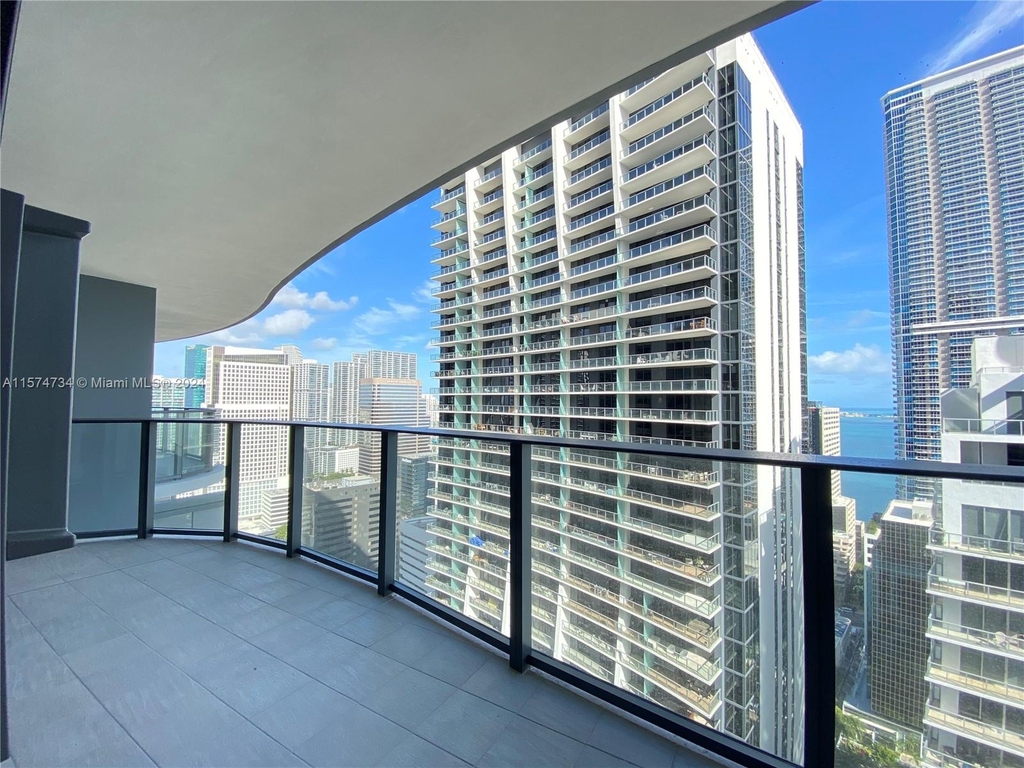 1000 Brickell Plz - Photo 2