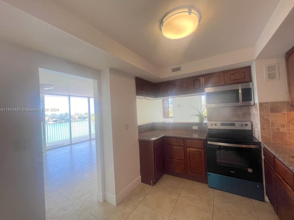 5838 Collins Ave - Photo 10