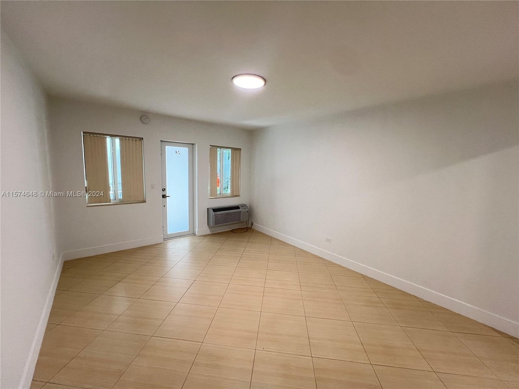 220 Collins Ave - Photo 2