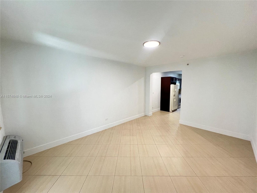 220 Collins Ave - Photo 1