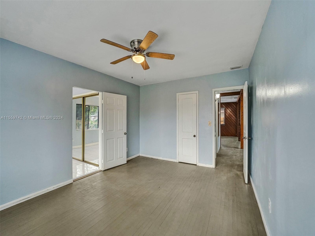 1298 Ne 39th St - Photo 31