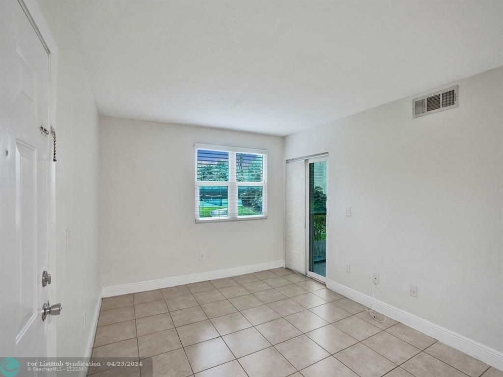 1235 Sw 46th Ave - Photo 0