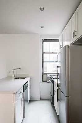 141 West 10th Street - Photo 3