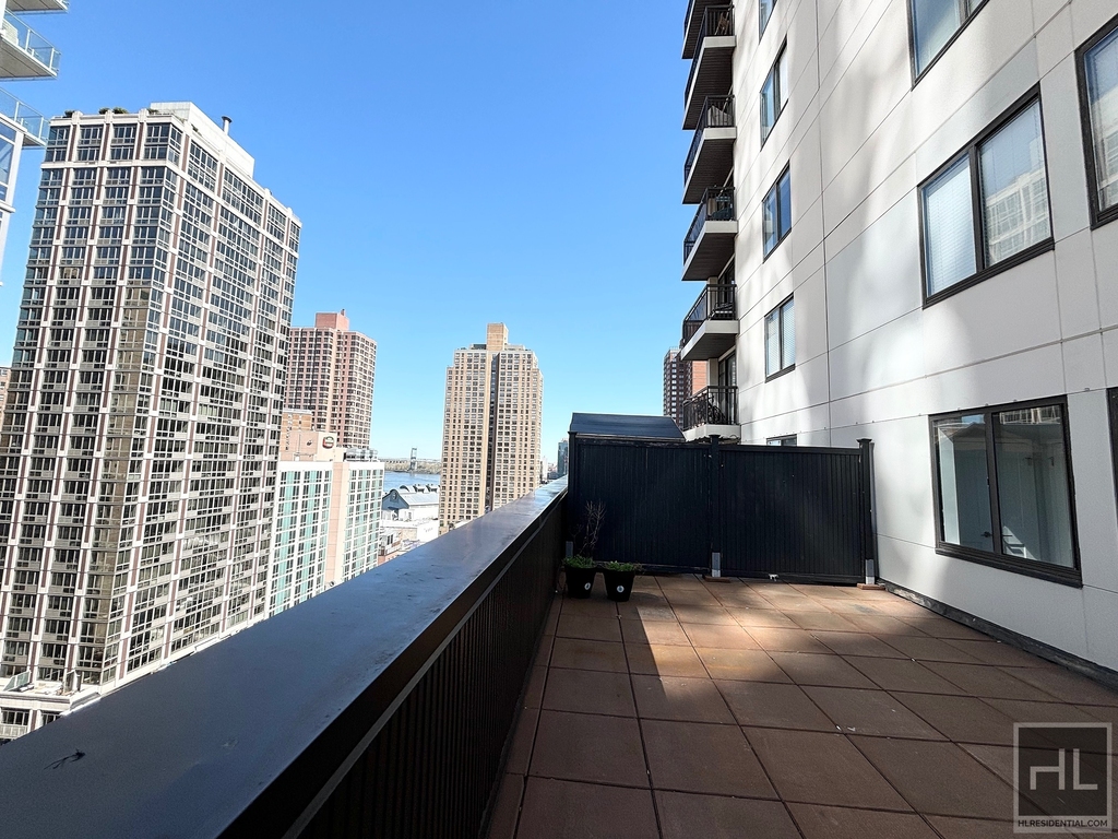 East 91st Street - Photo 11