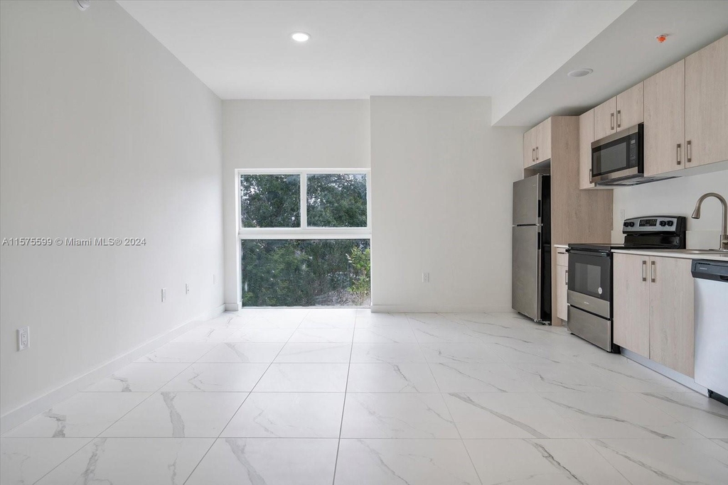 420 Sw 7th Ave - Photo 2