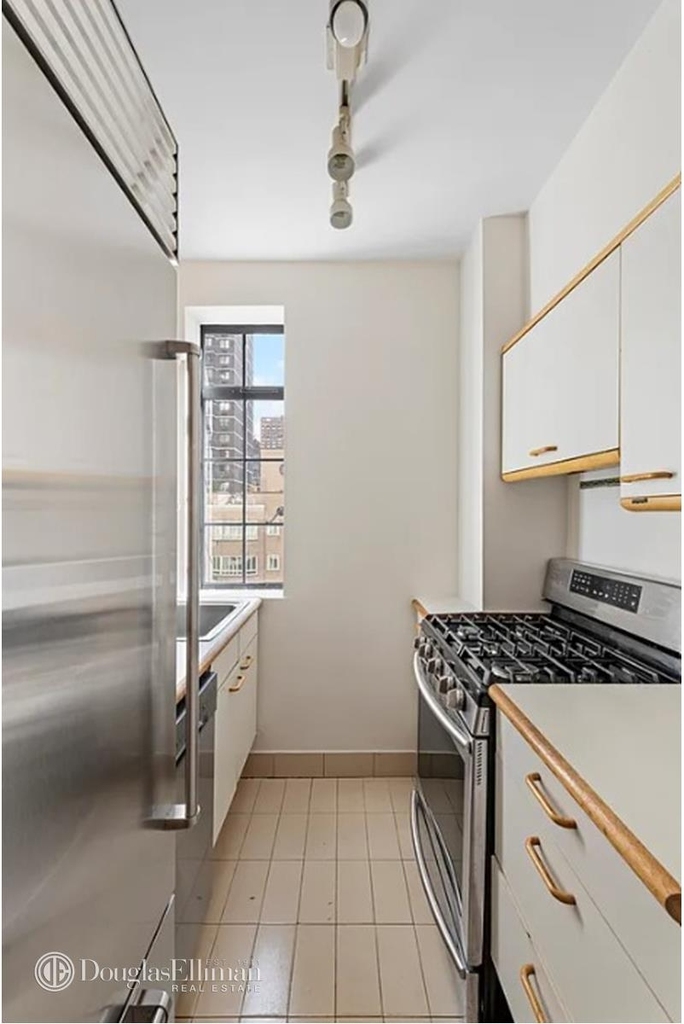 340 W 57th St - Photo 5