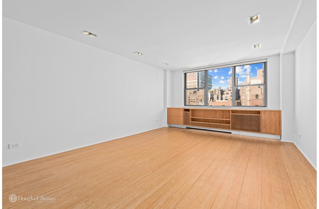 32  Gramercy Park S - Photo 0