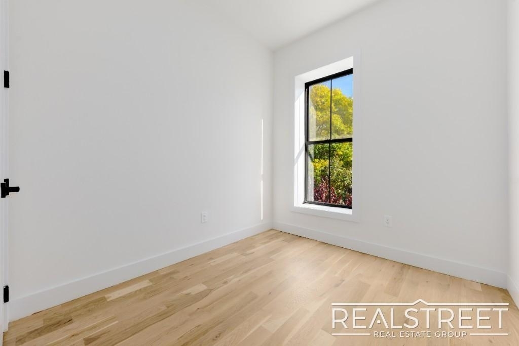 529 Chauncey Street - Photo 2