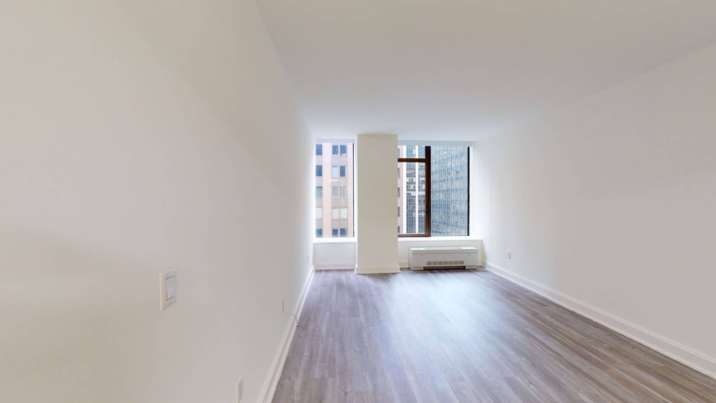 10 Hanover Square - Photo 1