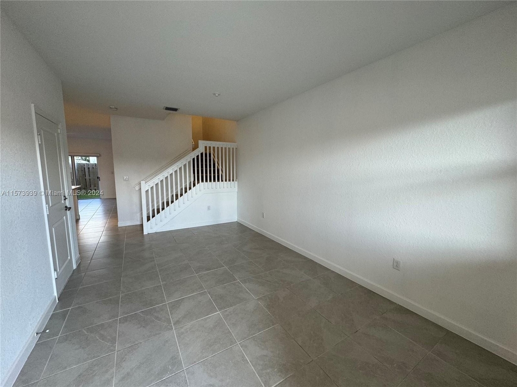 1130 Se 26th Rd - Photo 2