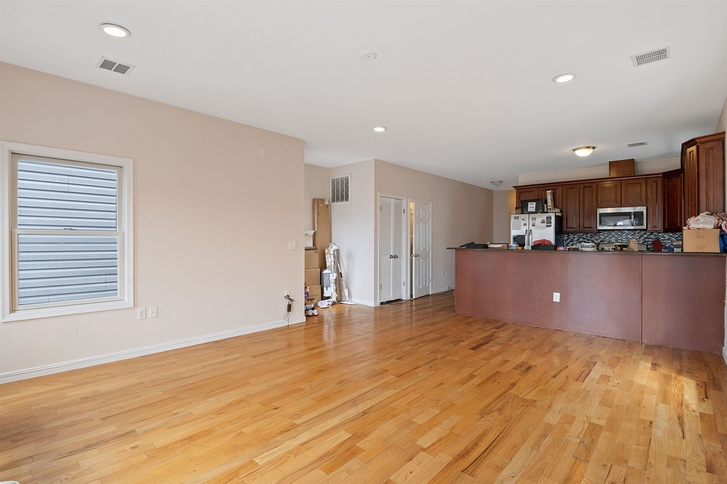 56 Laidlaw Ave - Photo 3