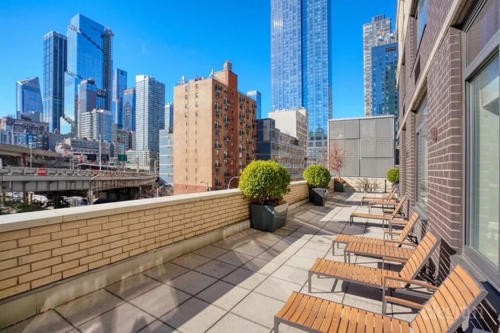 West 42nd Street - Photo 5