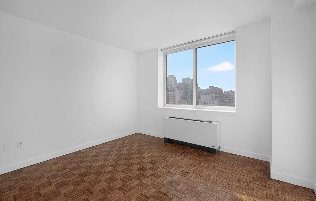 West 42nd Street - Photo 2