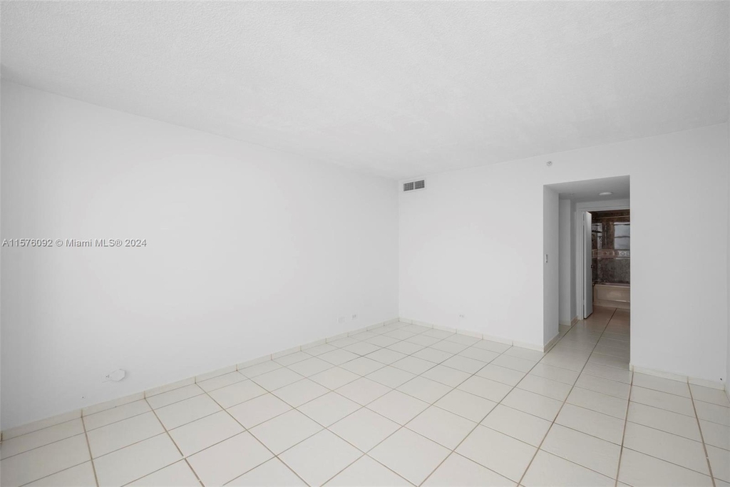 5601 Collins Ave - Photo 18