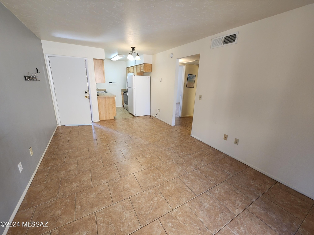 1810 E Blacklidge Drive - Photo 3