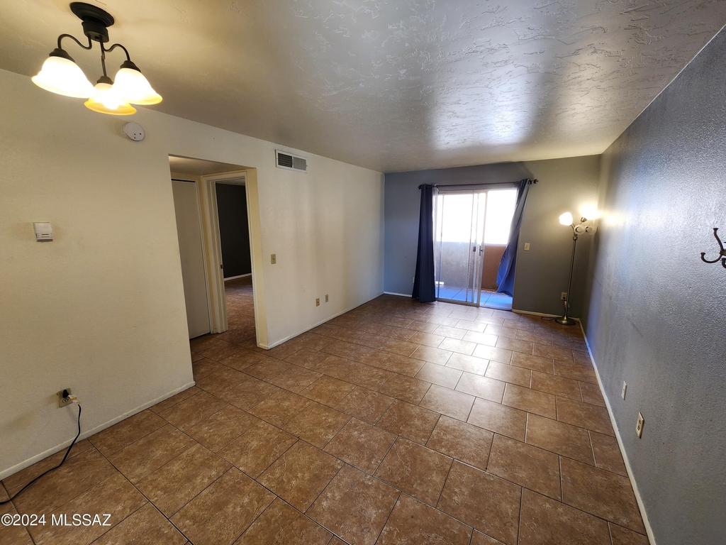 1810 E Blacklidge Drive - Photo 2