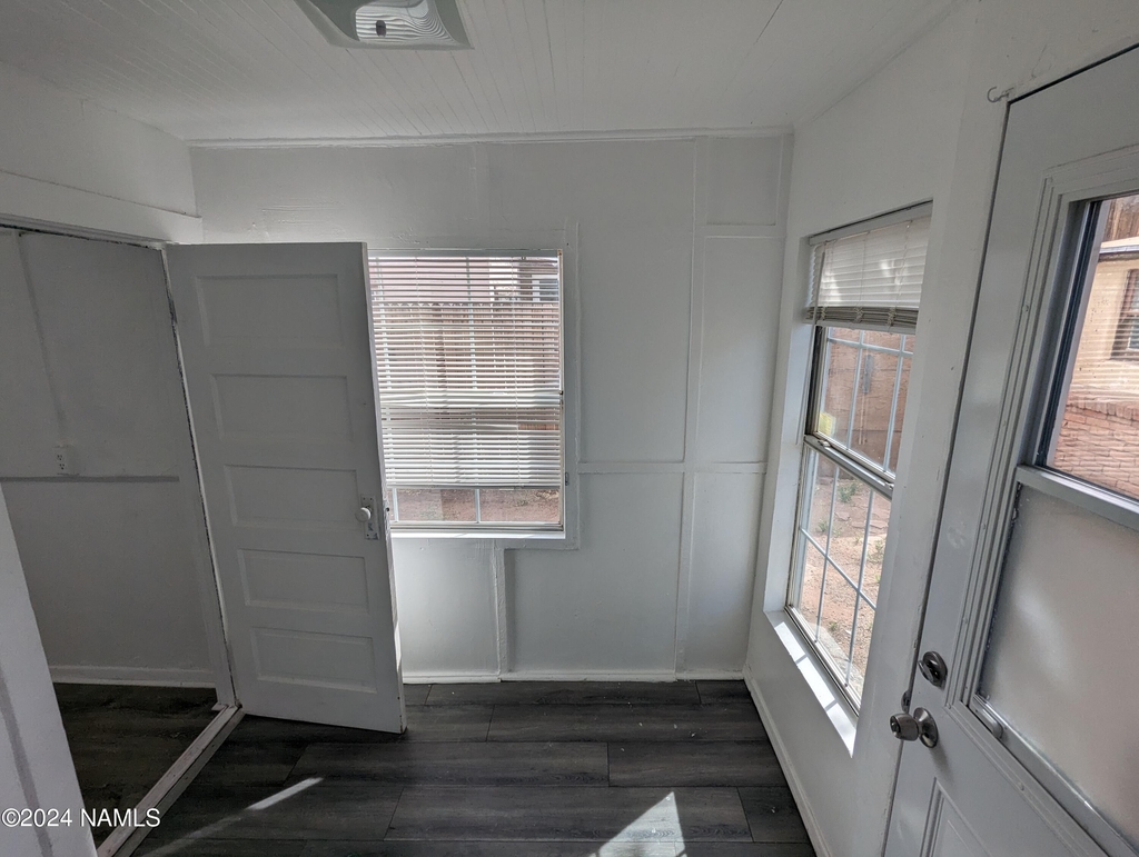 409 E Oak Street - Photo 7