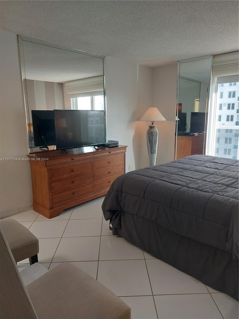 2401 Collins Ave - Photo 25