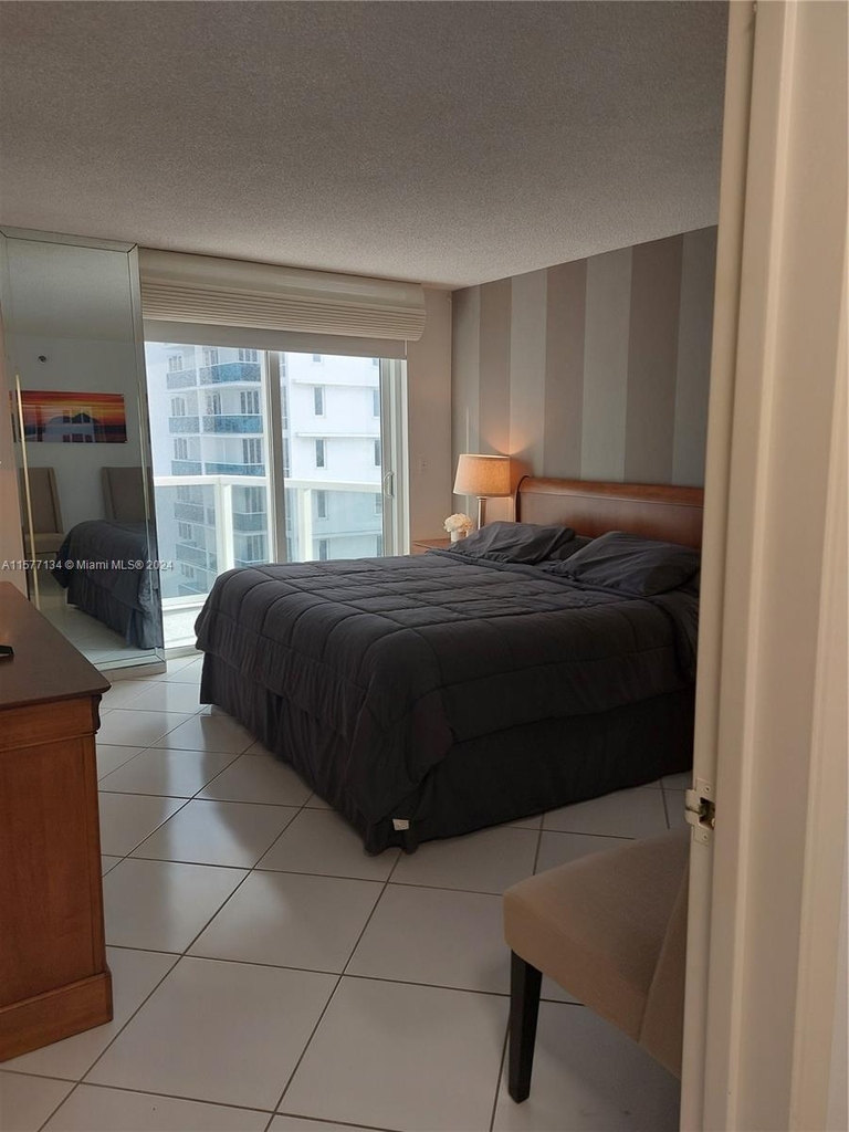 2401 Collins Ave - Photo 21