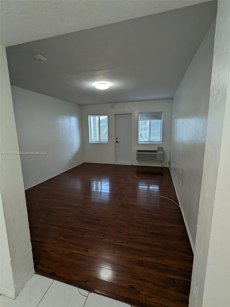220 Collins Ave - Photo 2