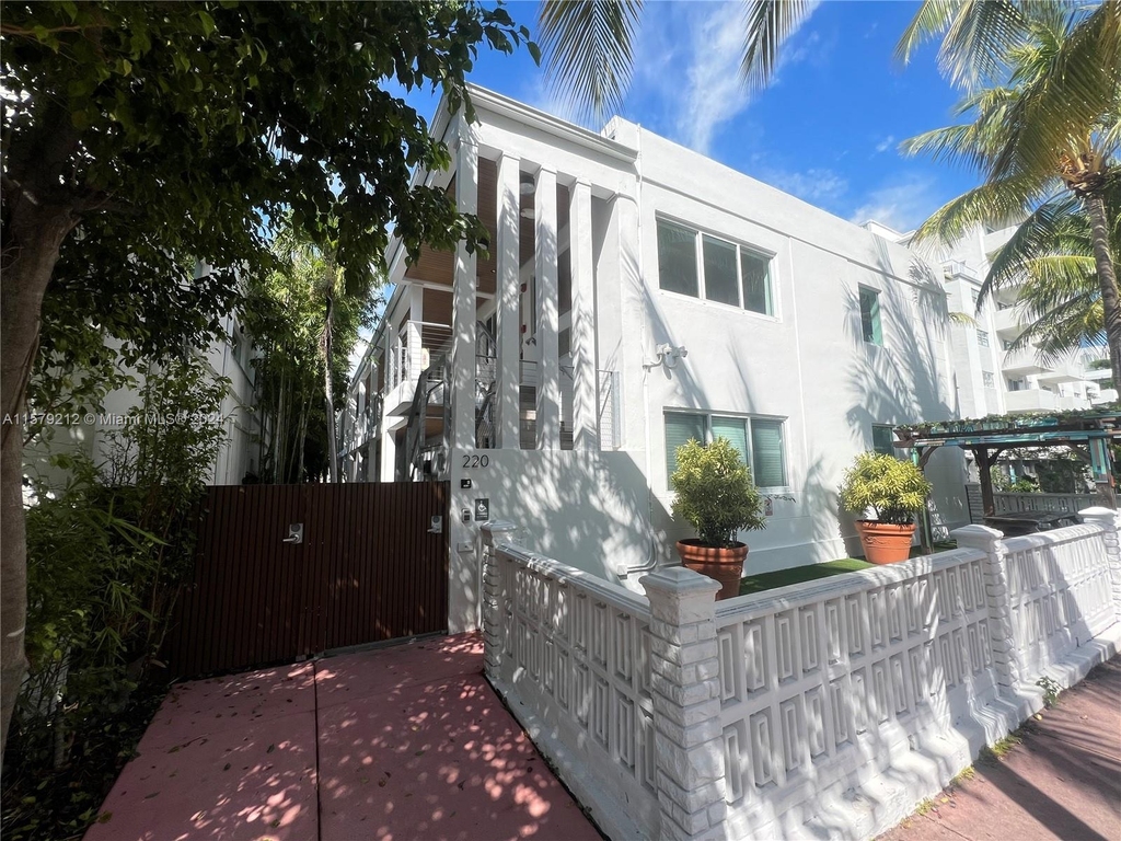 220 Collins Ave - Photo 0