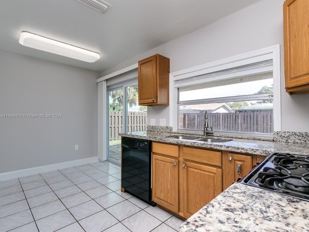 11461 Nw 32nd Pl - Photo 9