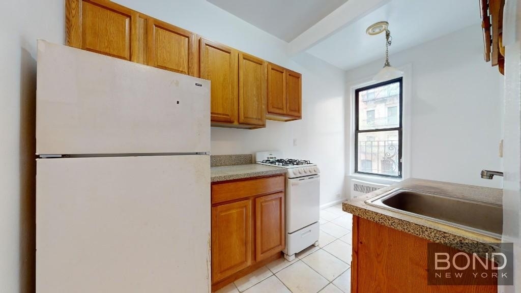 East 73 Street - Photo 1