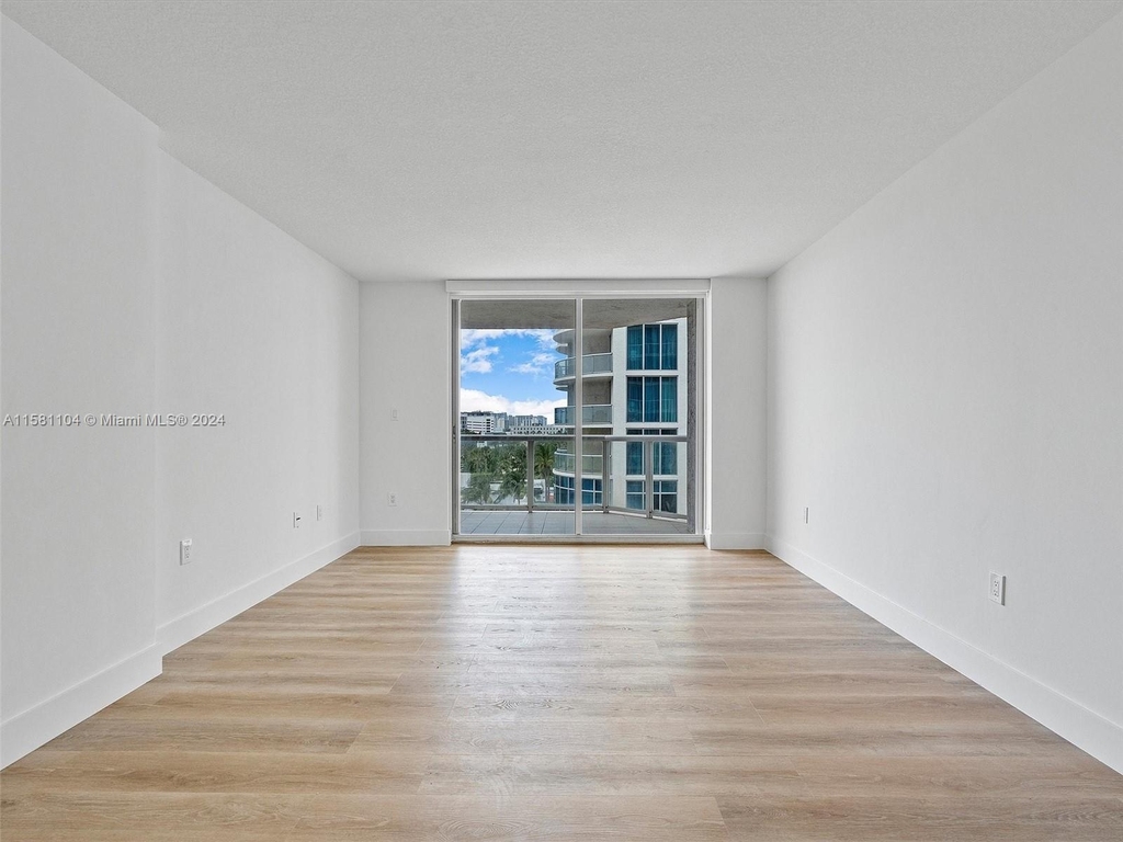 17275 Collins Ave - Photo 8