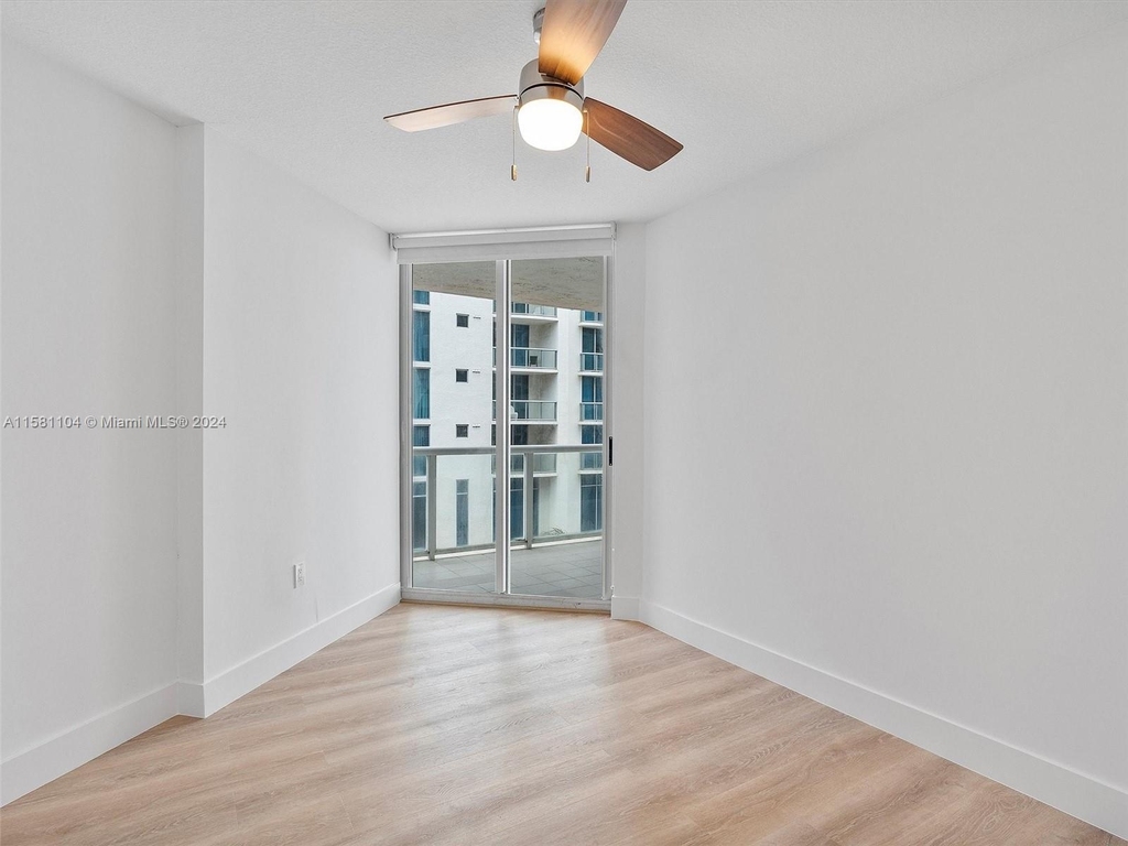 17275 Collins Ave - Photo 24