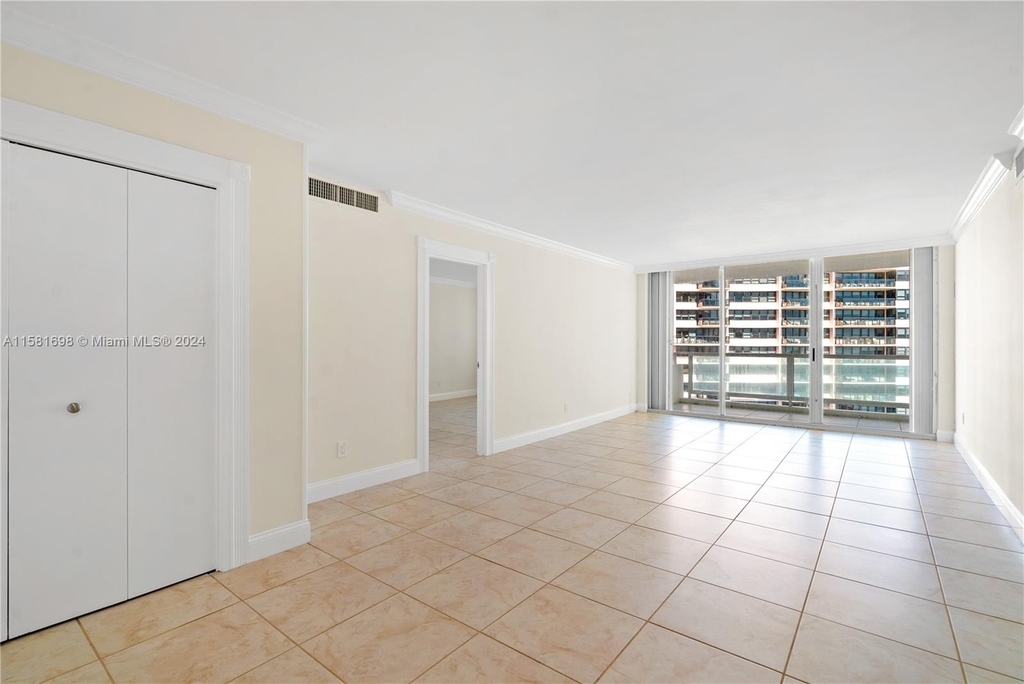 5161 Collins Ave - Photo 14