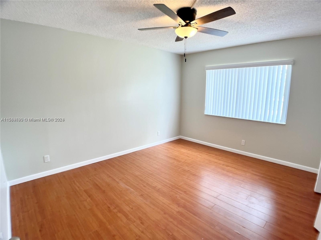 399 Lakeview Dr - Photo 4