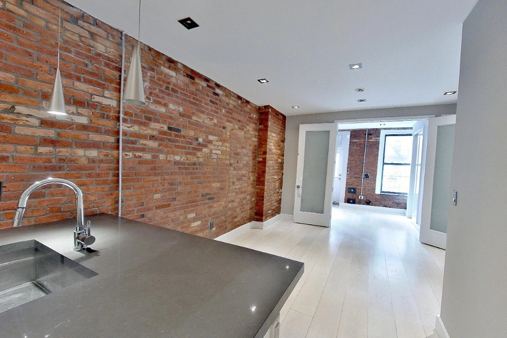 UPPER EAST Side 82nd 3-Bed  - Photo 2