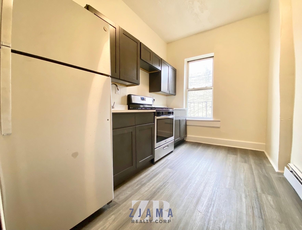 240 Schenectady Avenue - Photo 2