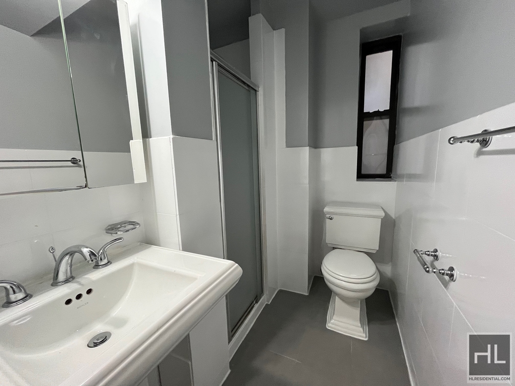East 18 Street - Photo 5