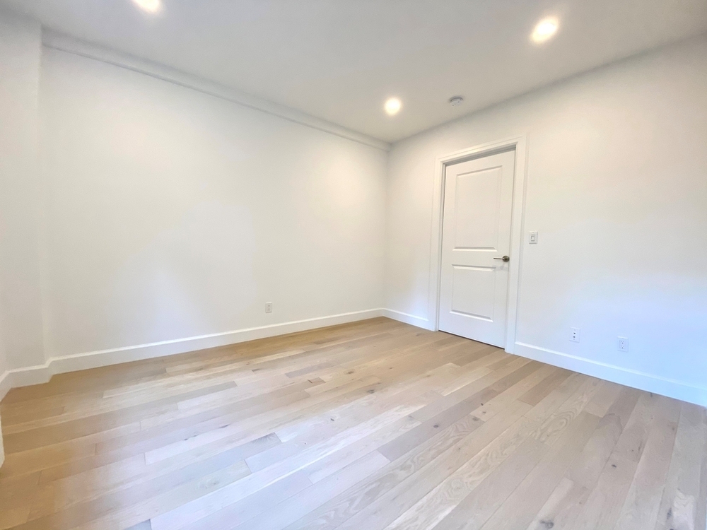 East 48th Street - Photo 4