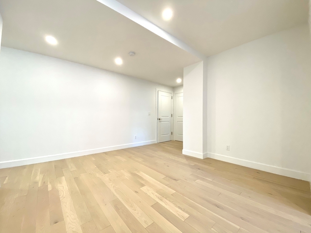 East 48th Street - Photo 8