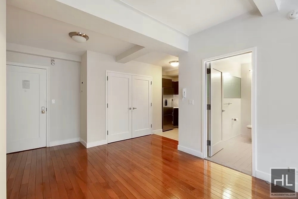 East 58 Street - Photo 1