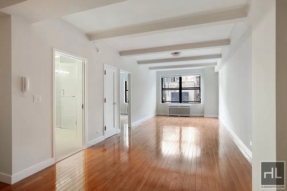 East 58 Street - Photo 0
