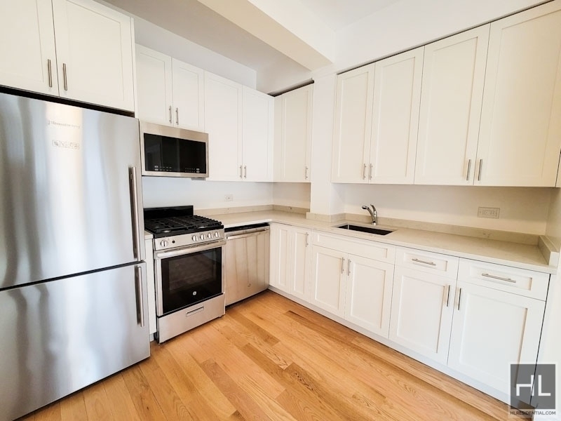 East 56 Street - Photo 2